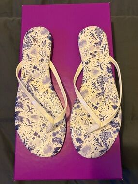 Lauren Conrad Women’s Floral Print White Flip Flop Sandals